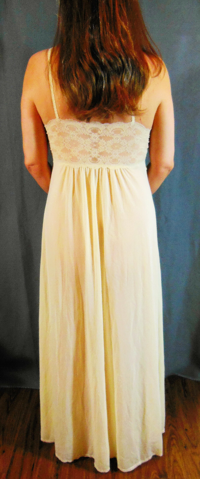 VASSARETTE UNDERNEATH-IT-ALL CREAM CREPELON MEGALACY BODICE LONG NIGHTGOWN M EVC