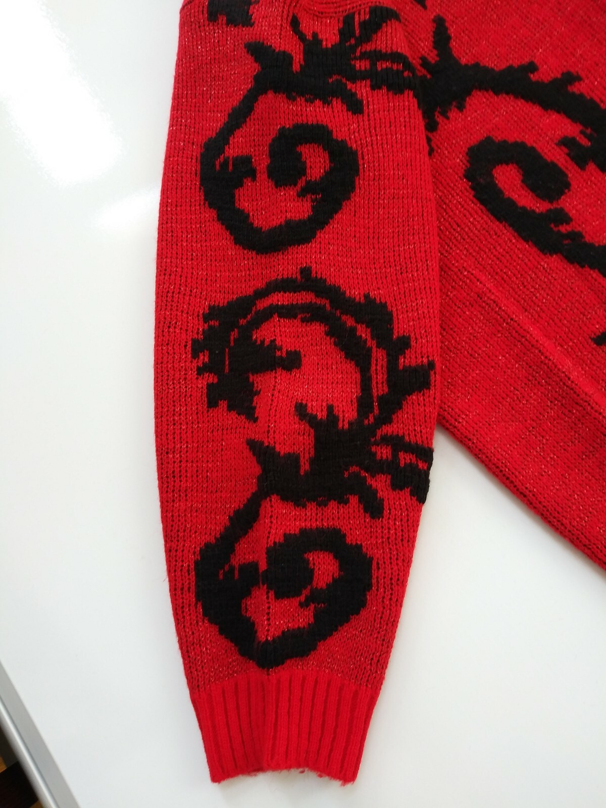 Vintage DISTINCTLY DIFFERENT Floral Shiny Red and Black Sweater Size L/XL EUC