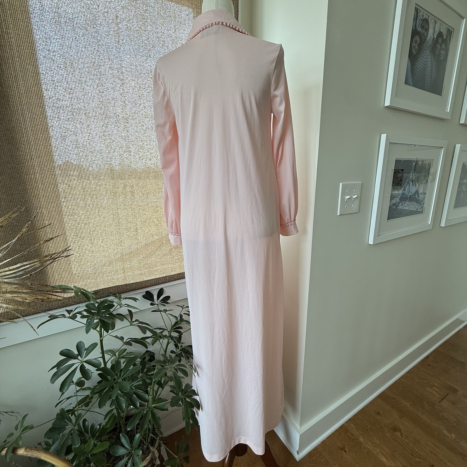 Vintage Gossard Loungewear Nightgown Women’s Small Pink Silky Long Sleeve Loop