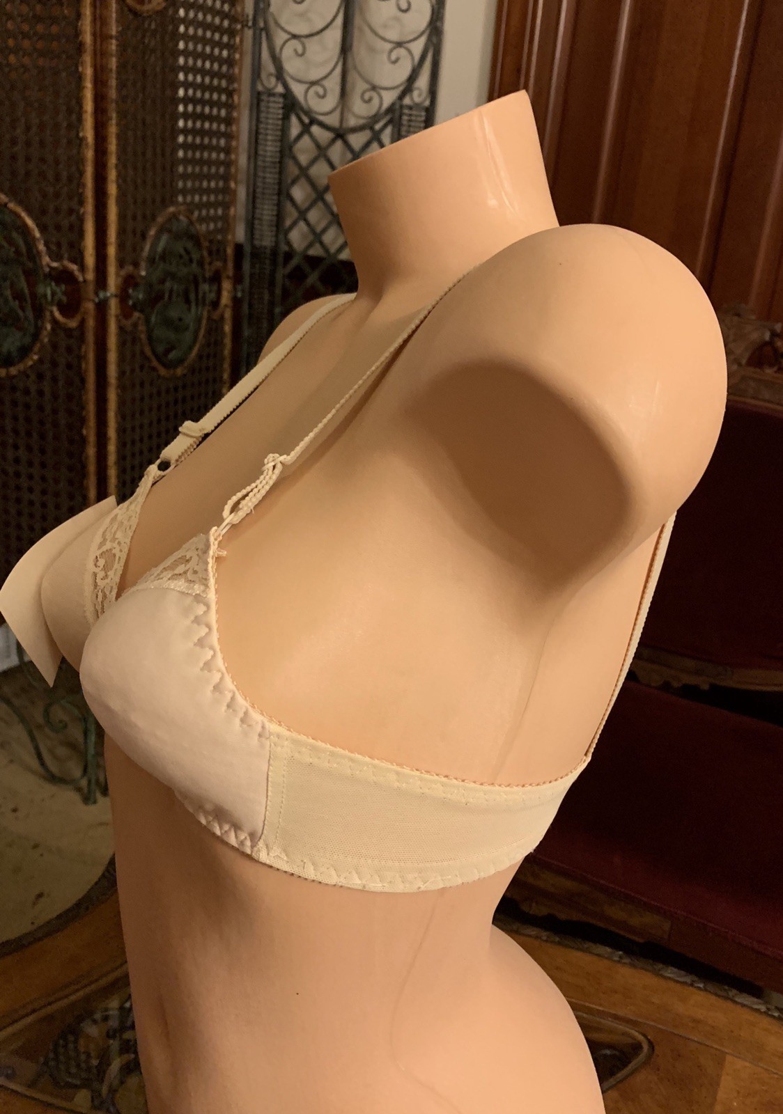 Vintage Bra Smooth Seamless Beige Nude Lace Trim Beige Adjustable 1970s NEW 32A