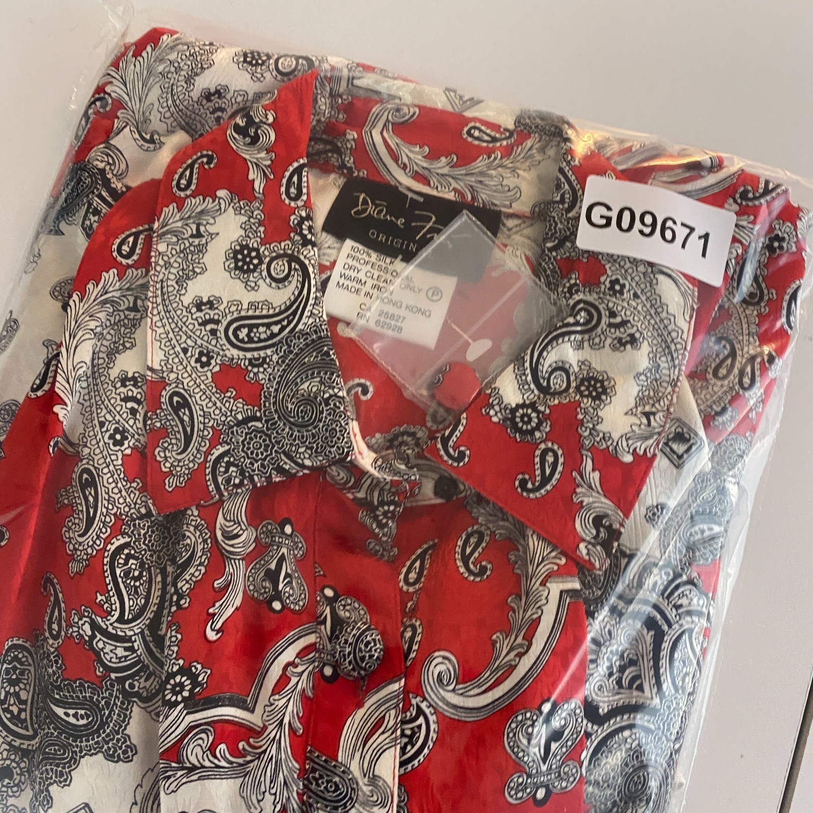 Diane Freis Silk Vintage Blouse Size L/XL Red White Black Paisley Button Up