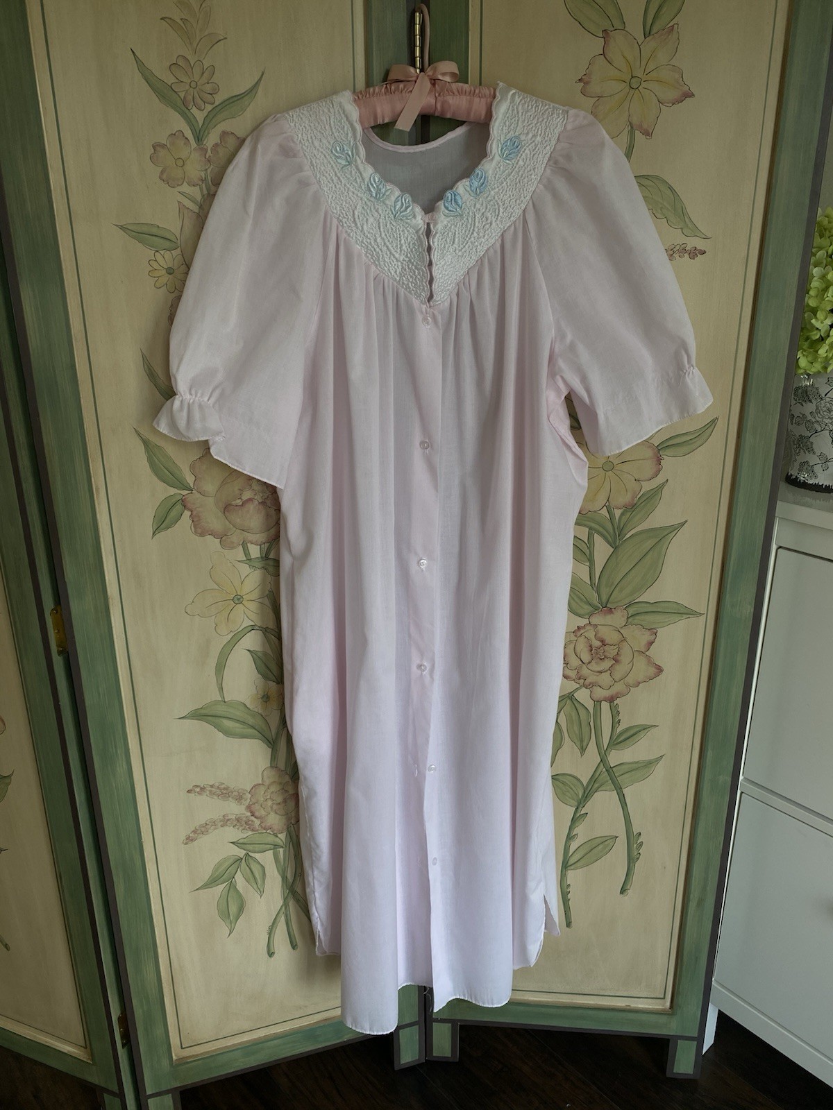 GORGEOUS VTG Pink Cotton Scalloped Embroidered Collar Nightgown Ruffled Sleeves