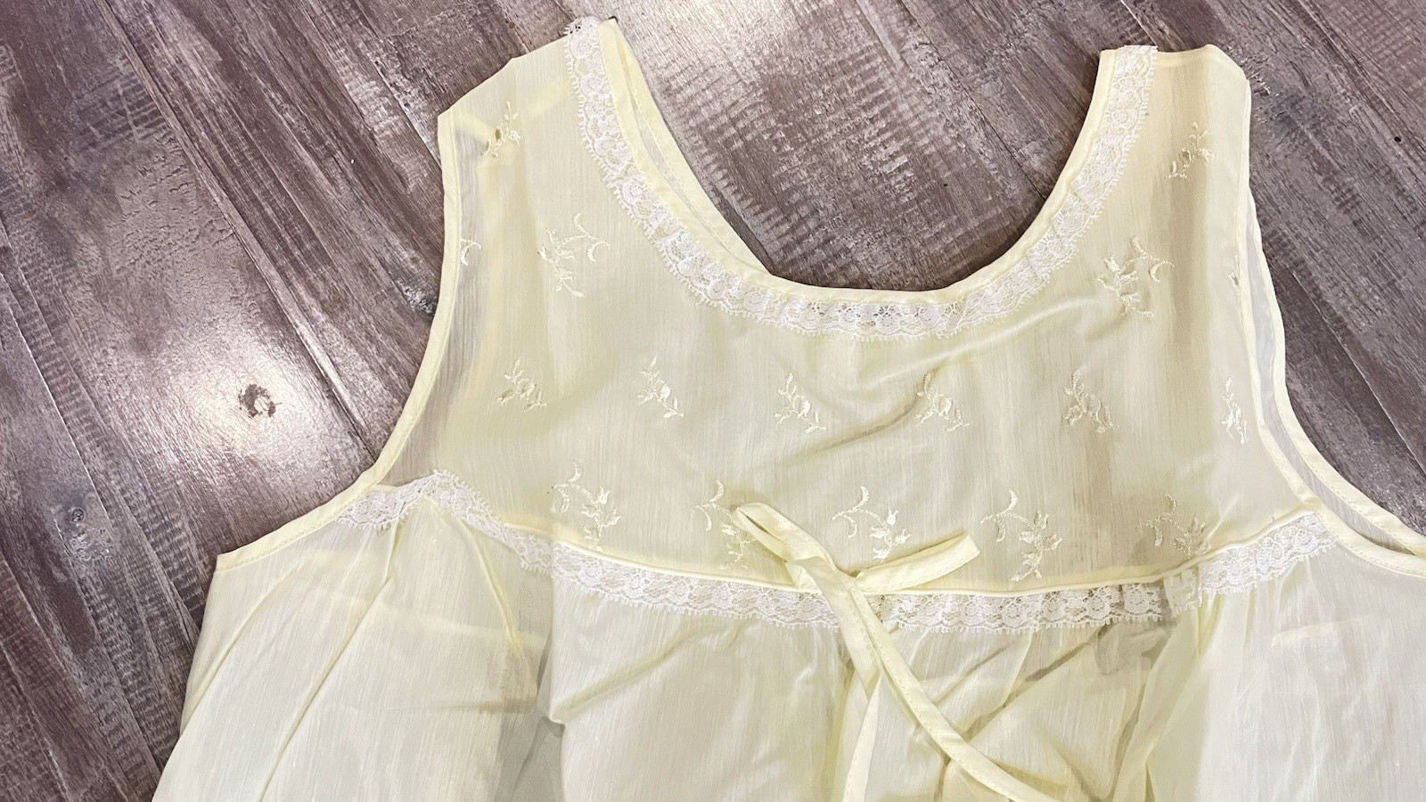 Vintage 60s Grants ISIS Yellow Babydoll Nightgown Floral Embroidery Size Medium