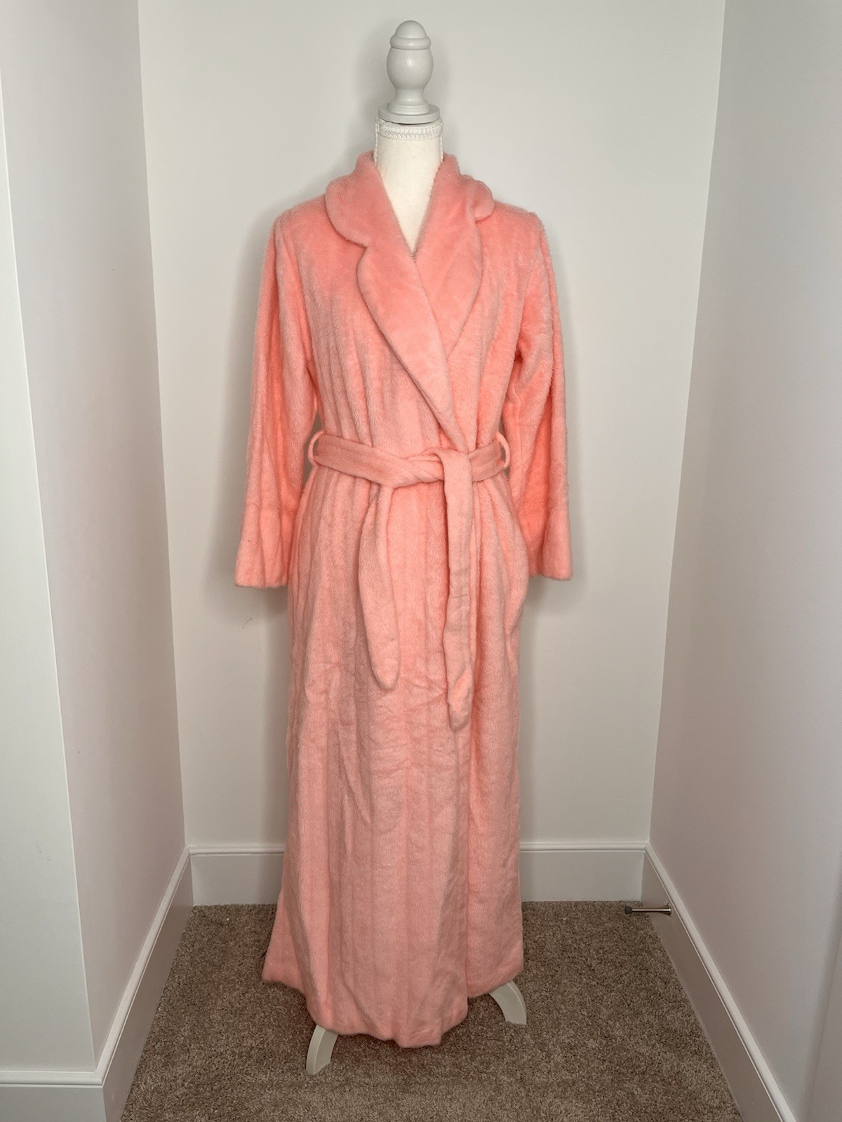 Vintage 60s 70s Evelyn Pearson Pretty Pink Plush Robe | Long Fuzzy Housecoat S/M