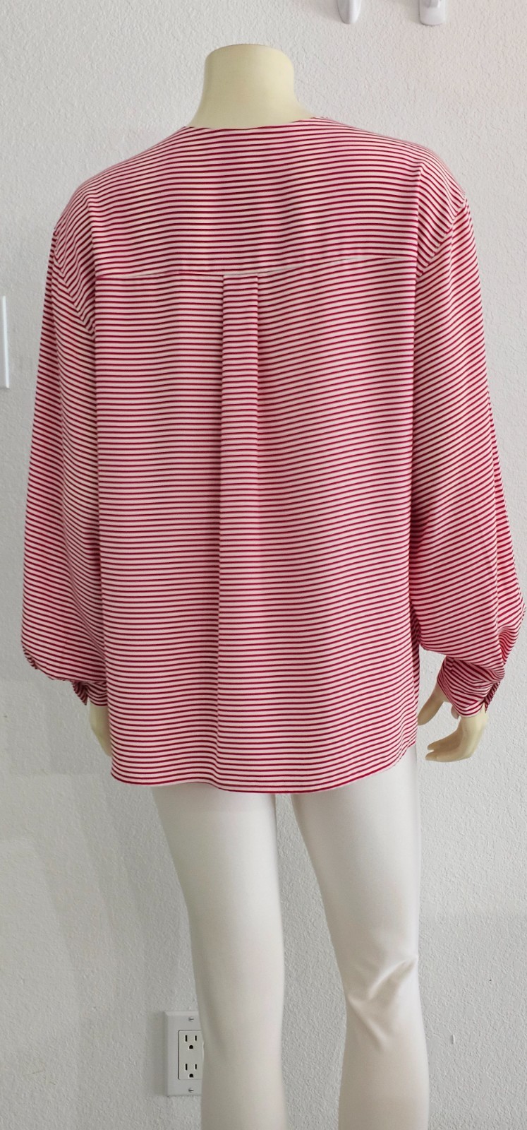 Rare Vintage 80’s and 90′ Jones New York blouse 100% polyester great condition.