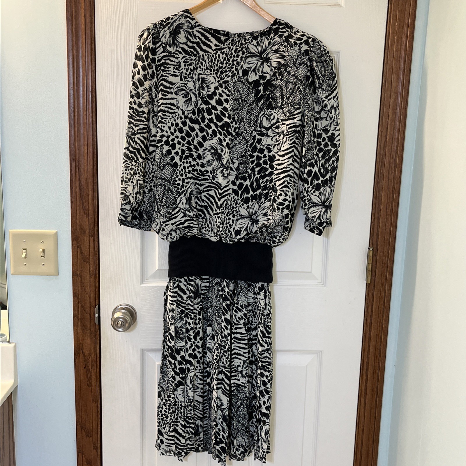 VTG 80s Miss Oops CA Black & White Floral Print Rayon Dress, Elastic Waist Sz 8