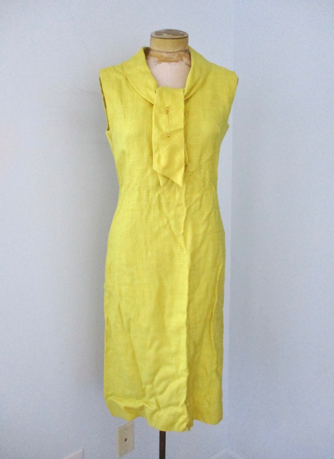 Vtg 60s mod lemon yellow linen textured tweedy rayon shift dress jabot & pin 12