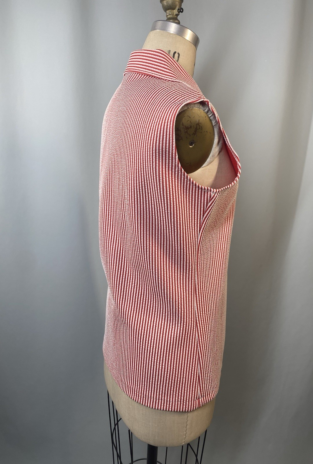Vintage Women’s Top SIZE LARGE red white sleeveless 60s 70s point collar