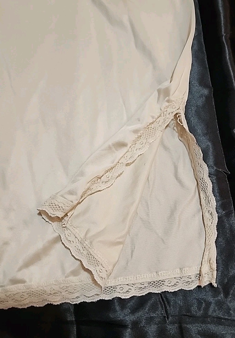 Vintage DuPont Antron III Nylon Lace Full Slip sz 34 Anti Static Cling Cream R3