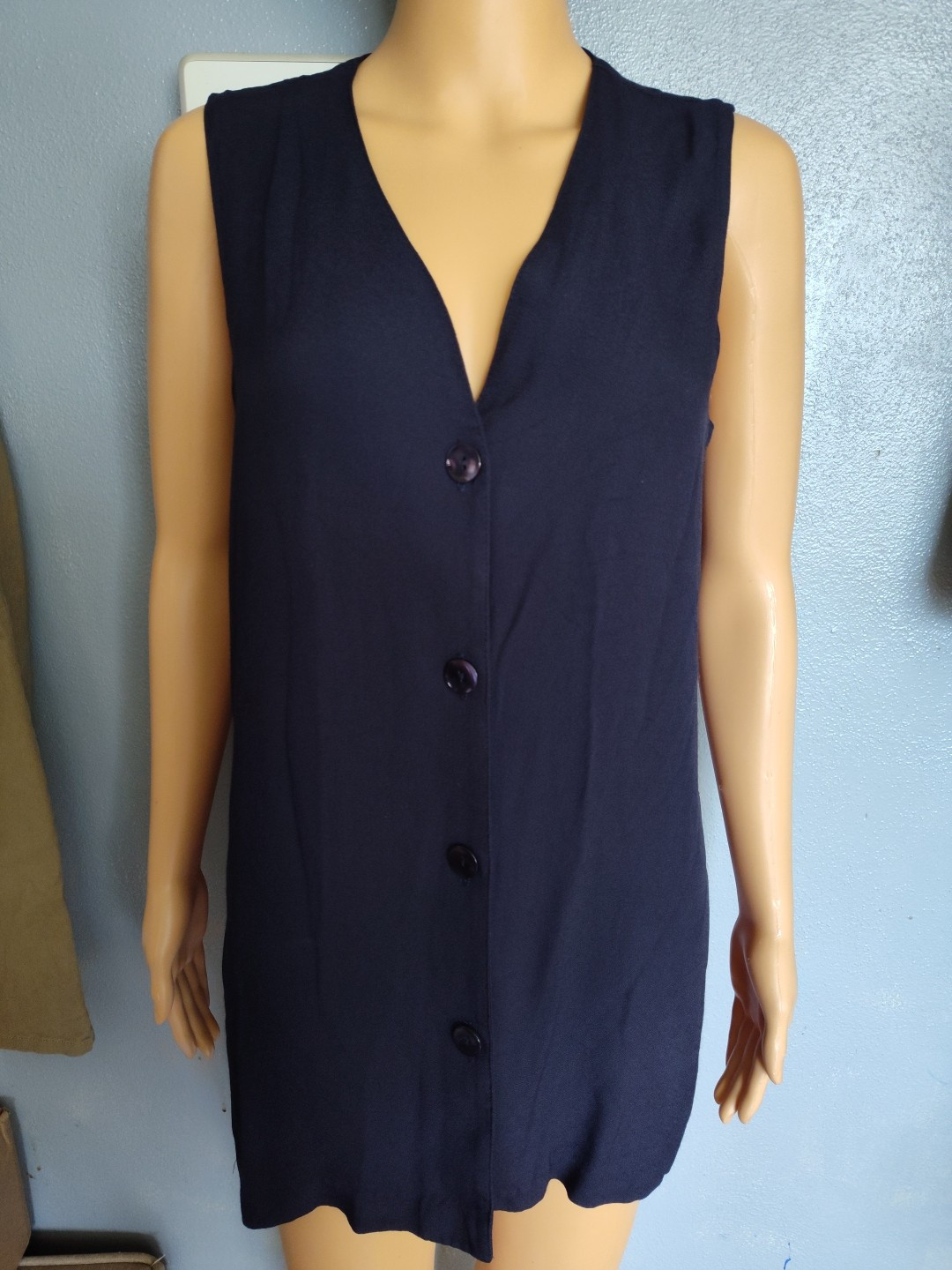 Woman’s Size Small Briggs New York Vintage Sleeveless Dark Blue Button-up Top
