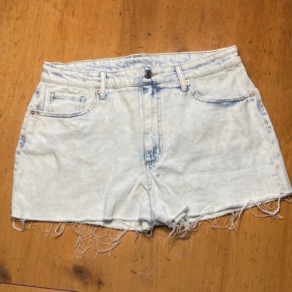 Wild Fable Light Acid Wash High Waisted Denim Mom Shorts Size 14 Raw Hem