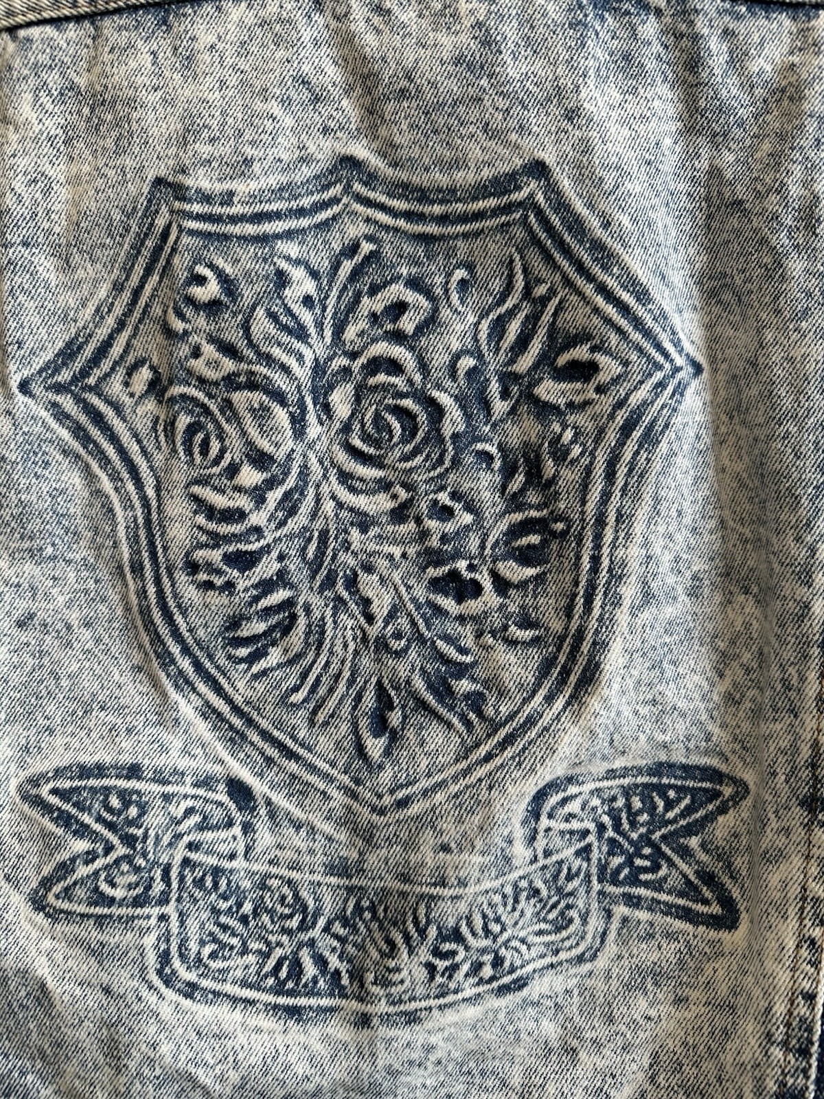 Vintage 80s Acid Wash Jean Jacket Embossed Floral Crest Denim Trucker Biker M-L