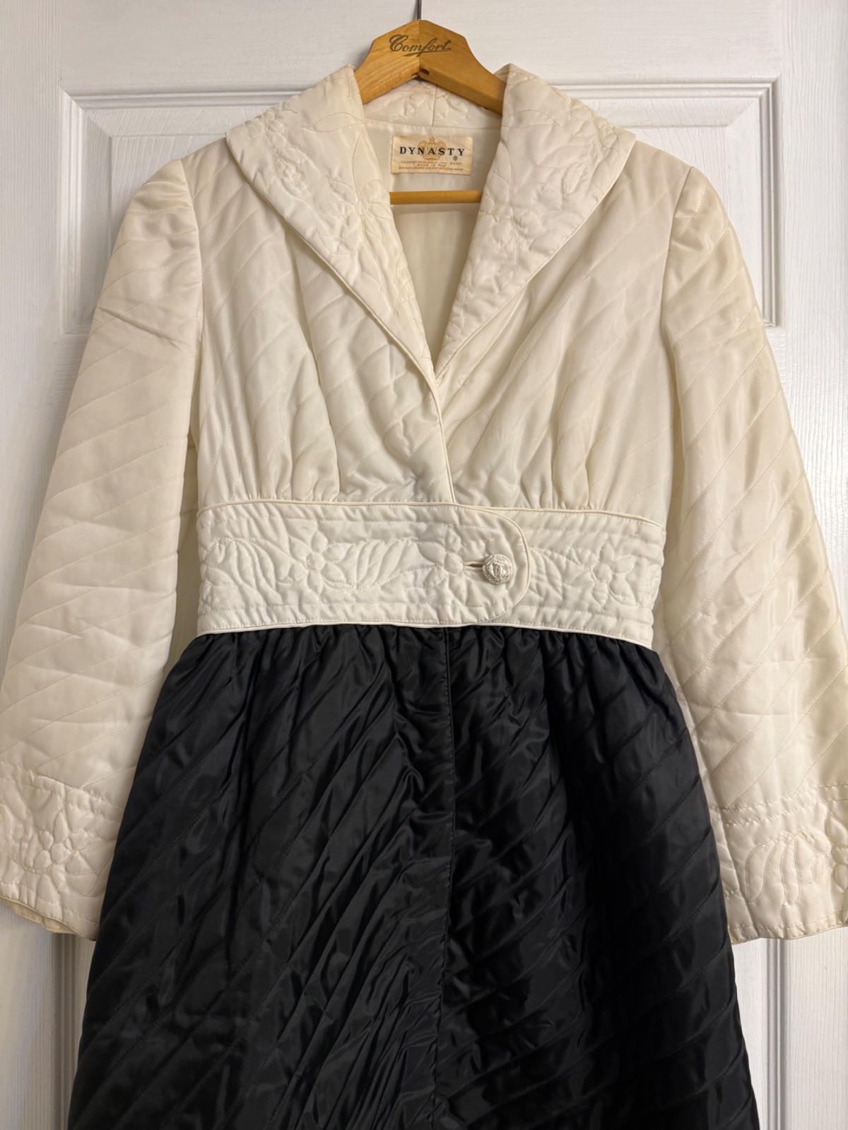 Vintage 1960’s Dynasty Black and White Quilted Robe Dressing Gown Classy Petite