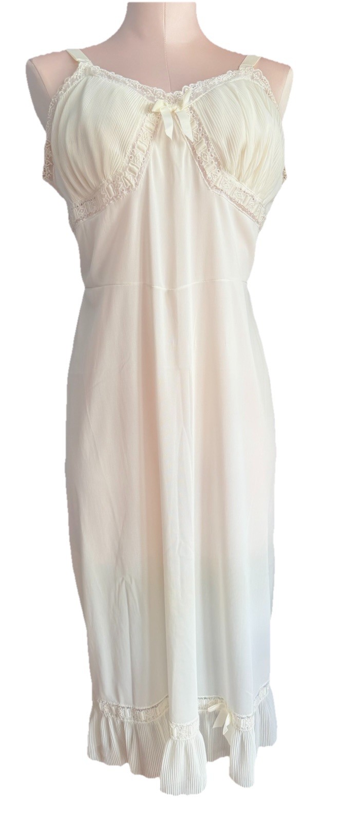 Vintage 1970’s Ivory Nylon & Lace Full Slip, Bust 32, Waist 34, Hips 40.
