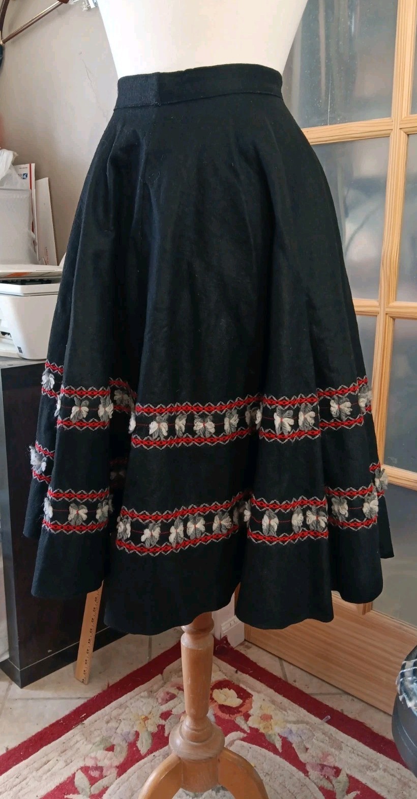 VTG 1950s Wool Felt Skirt Circle Black Cross Stitch Wool Tuffs Lance Zip Sz S