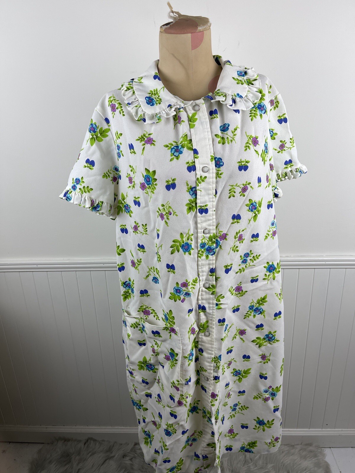 Vintage Ladies’ Off White With Blue & Purple Flowers & Strawberries Housecoat
