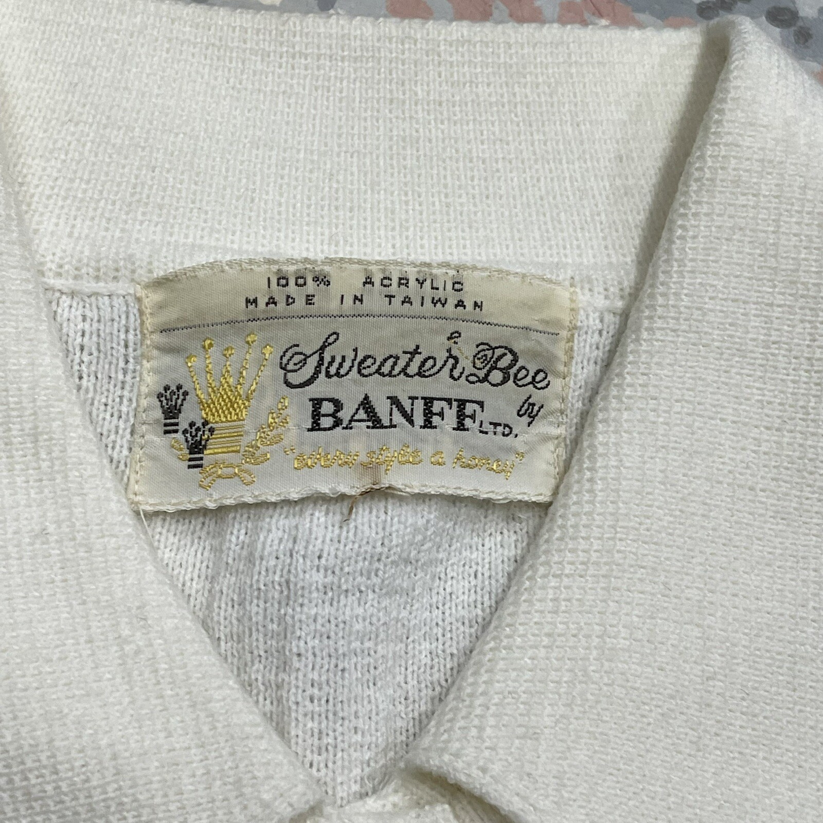 Vintage 70s Sweater Bee BANFF S/S Embroidered White Sweater Flowers S/M Top 80s