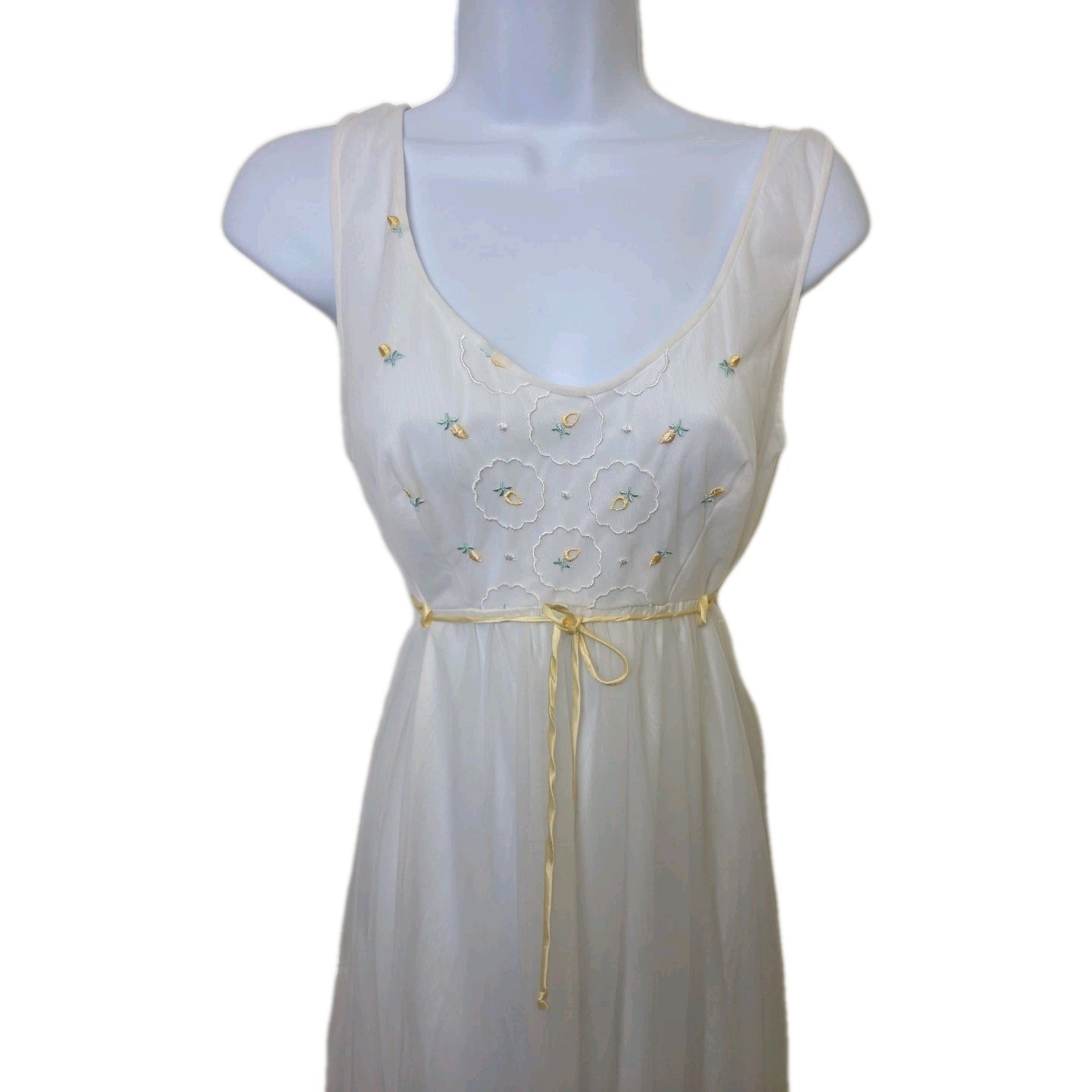 Vtg Miss Elaine White Embroidered Ruffle Partial Sweep Layered Chiffon Size M