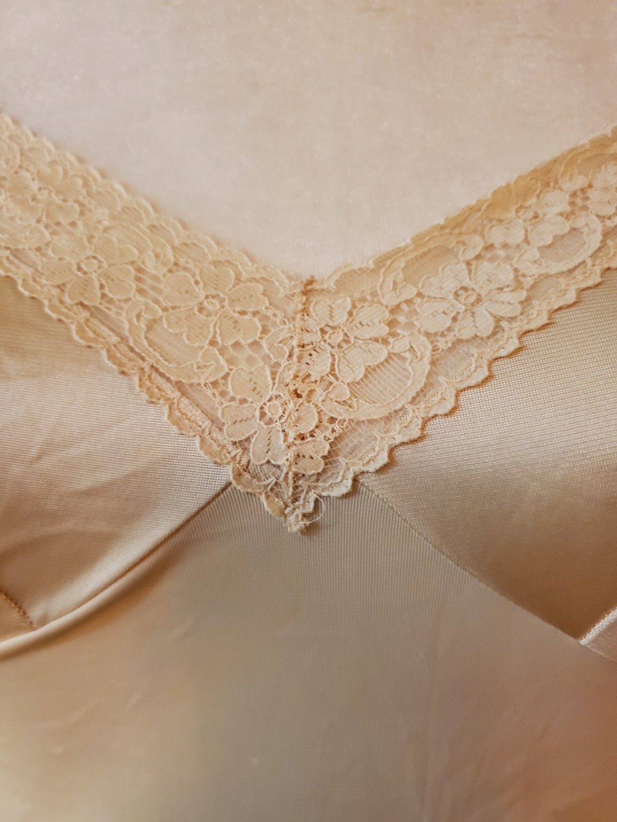 VTG Vanity Fair Womens Beige Nylon Antron III Full Slip Adjustable straps Sz 32L