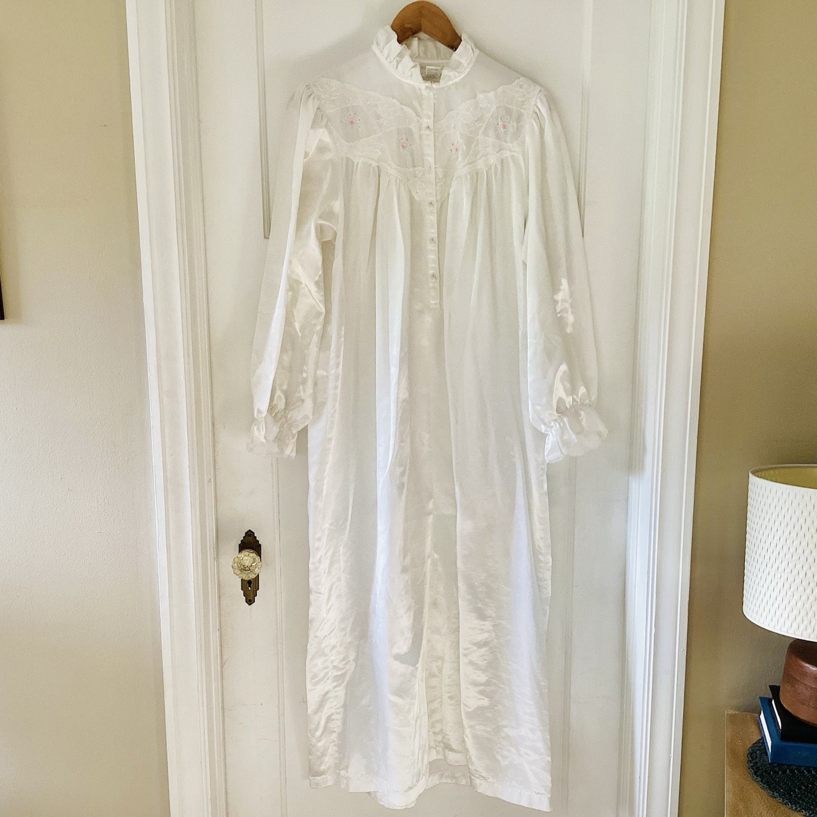 Miss Elaine vintage Sz M nightgown Ivory Long Sleeve poly satin lace bodice USA