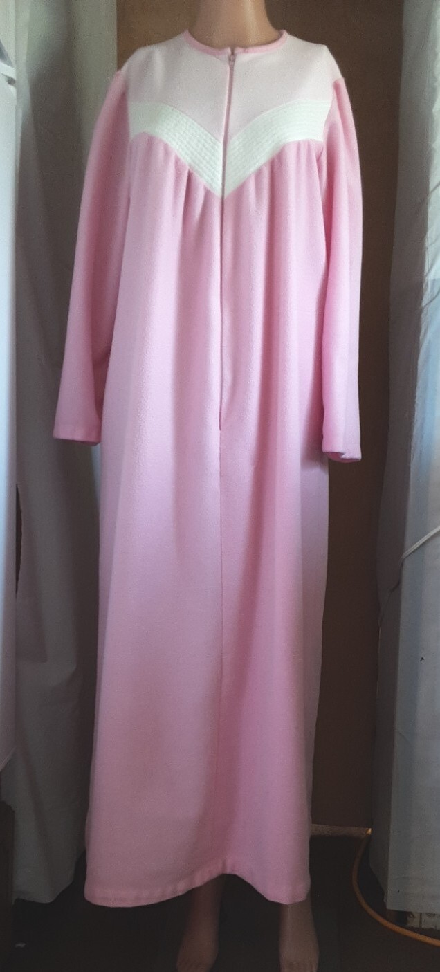 VTG Carriage Court Long Housecoat Pink Women’s Medium Single Pocket Robe