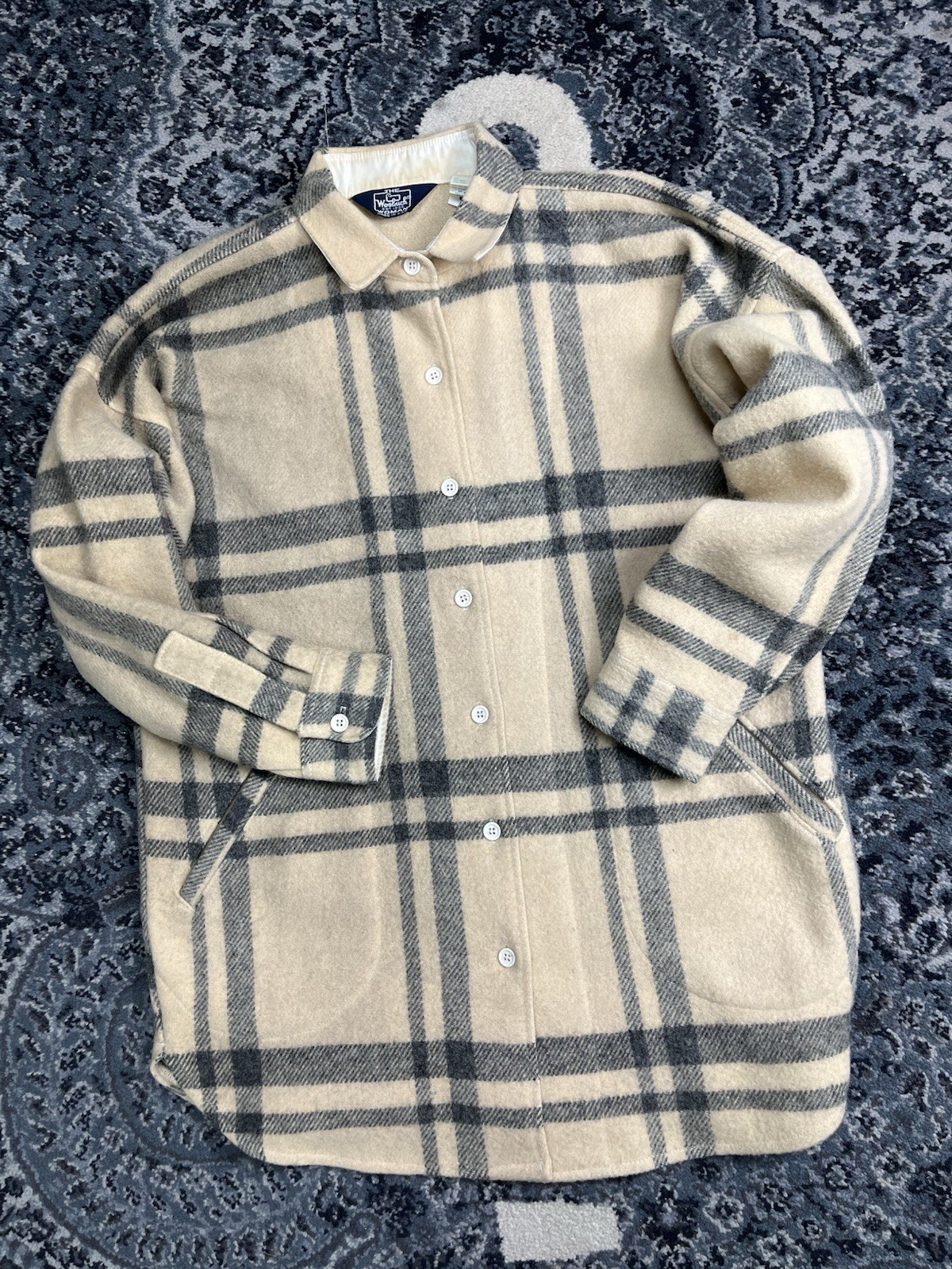 Vintage 1960s Womens’ WoolRich Flannel Shirt Size Large Made In USA beige