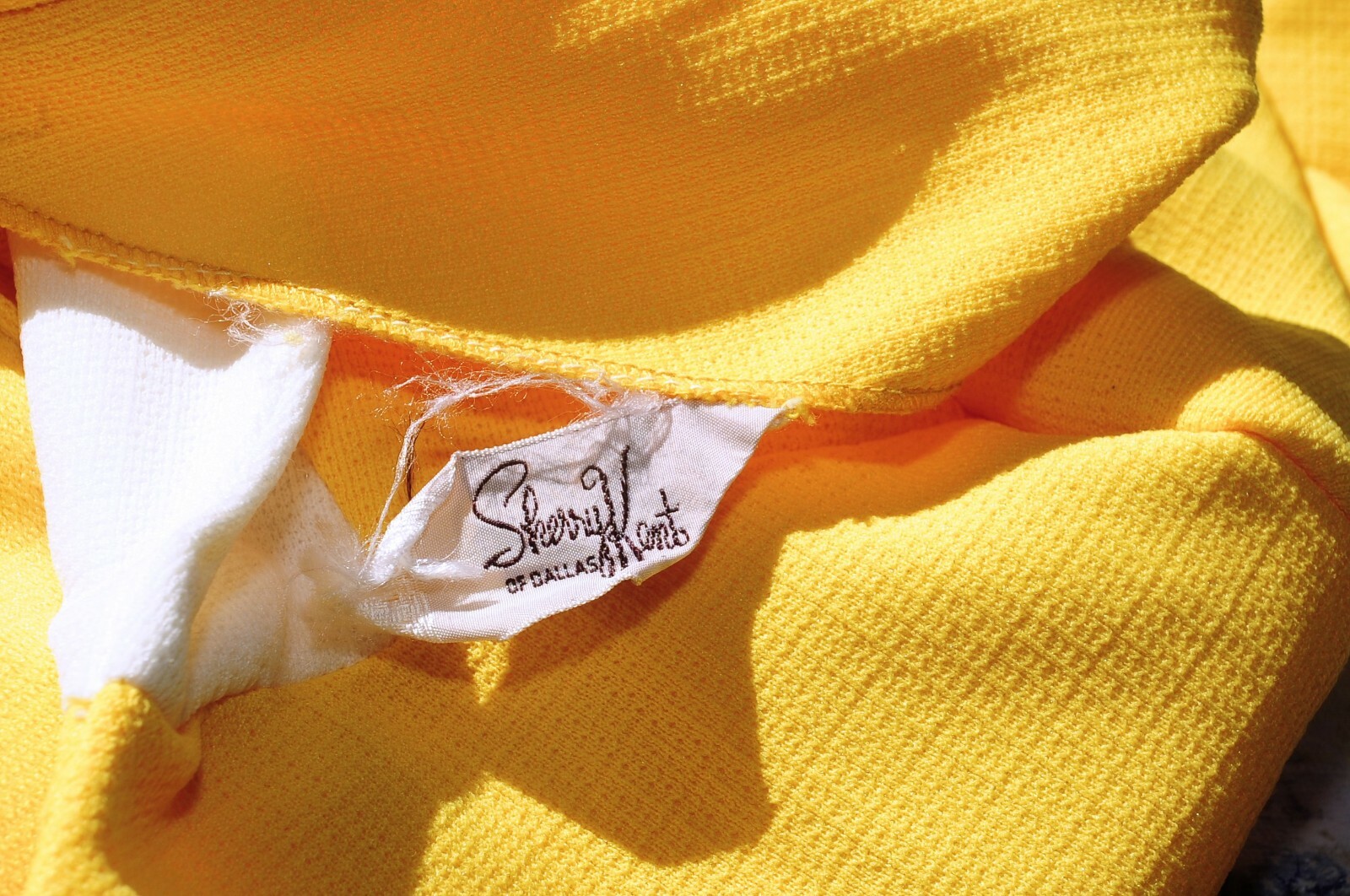 Vintage 60’s Bright Sun Yellow Pleated Poly Scooter Shift Dress MED „V” Neckline