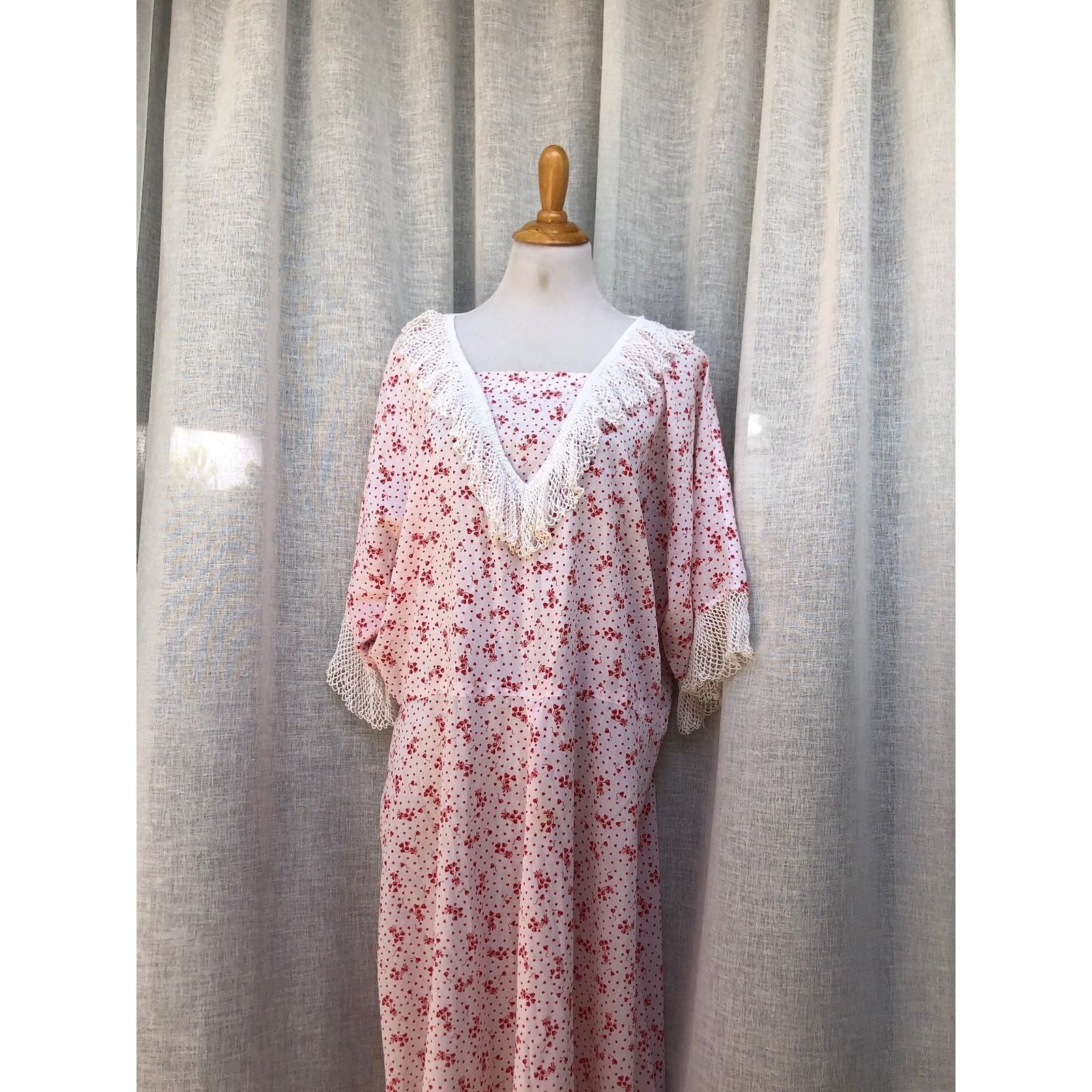 1980 white dress all over red heart baloon print pattern and white crochet trim