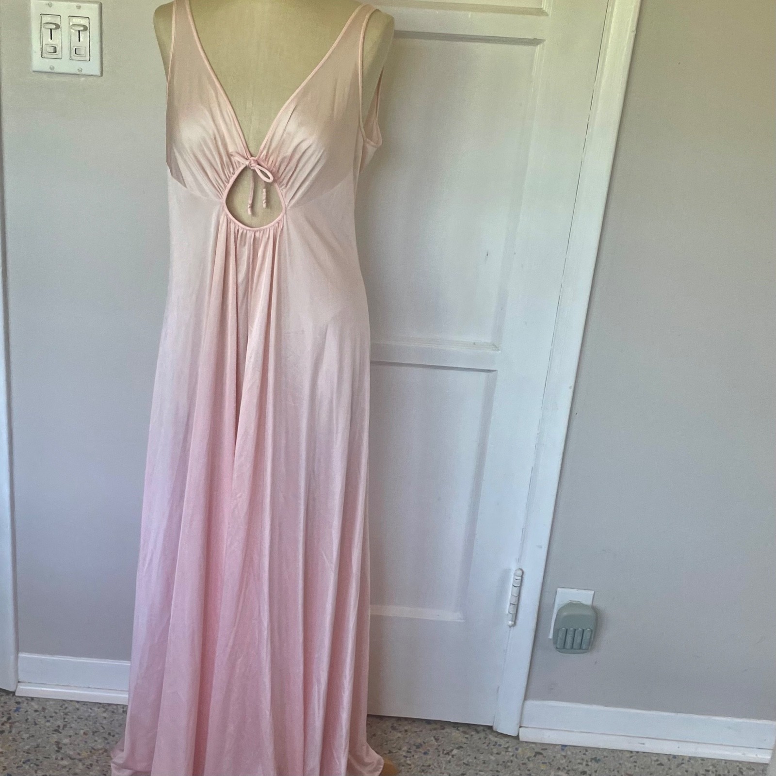 Vintage 1970 OLGA Nightgown, Keyhole Peachy Pink Lingerie Sleepwear Size M/L