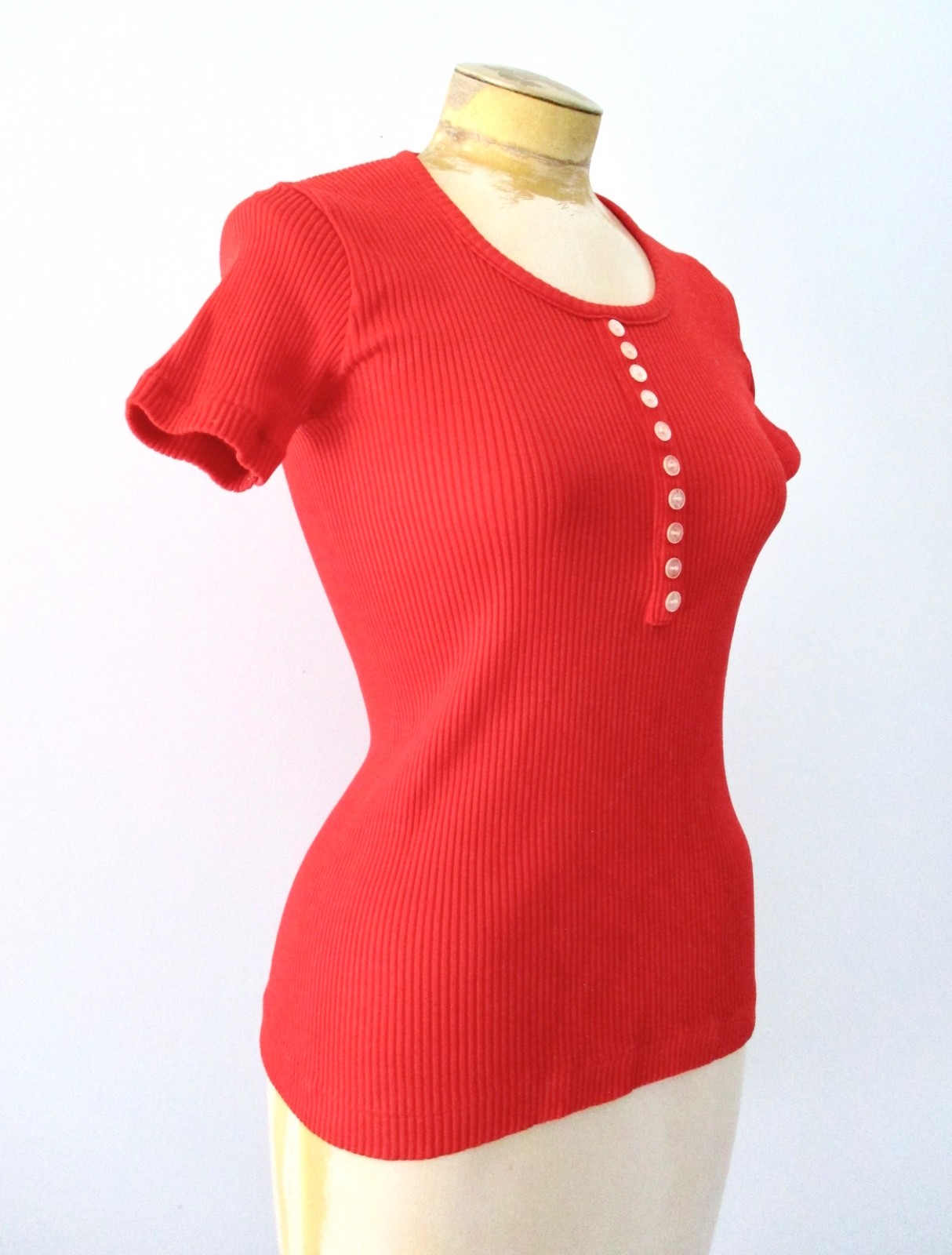 Vtg 70s tomato red stretchy rib knit disco top scoop neck decorative buttons S