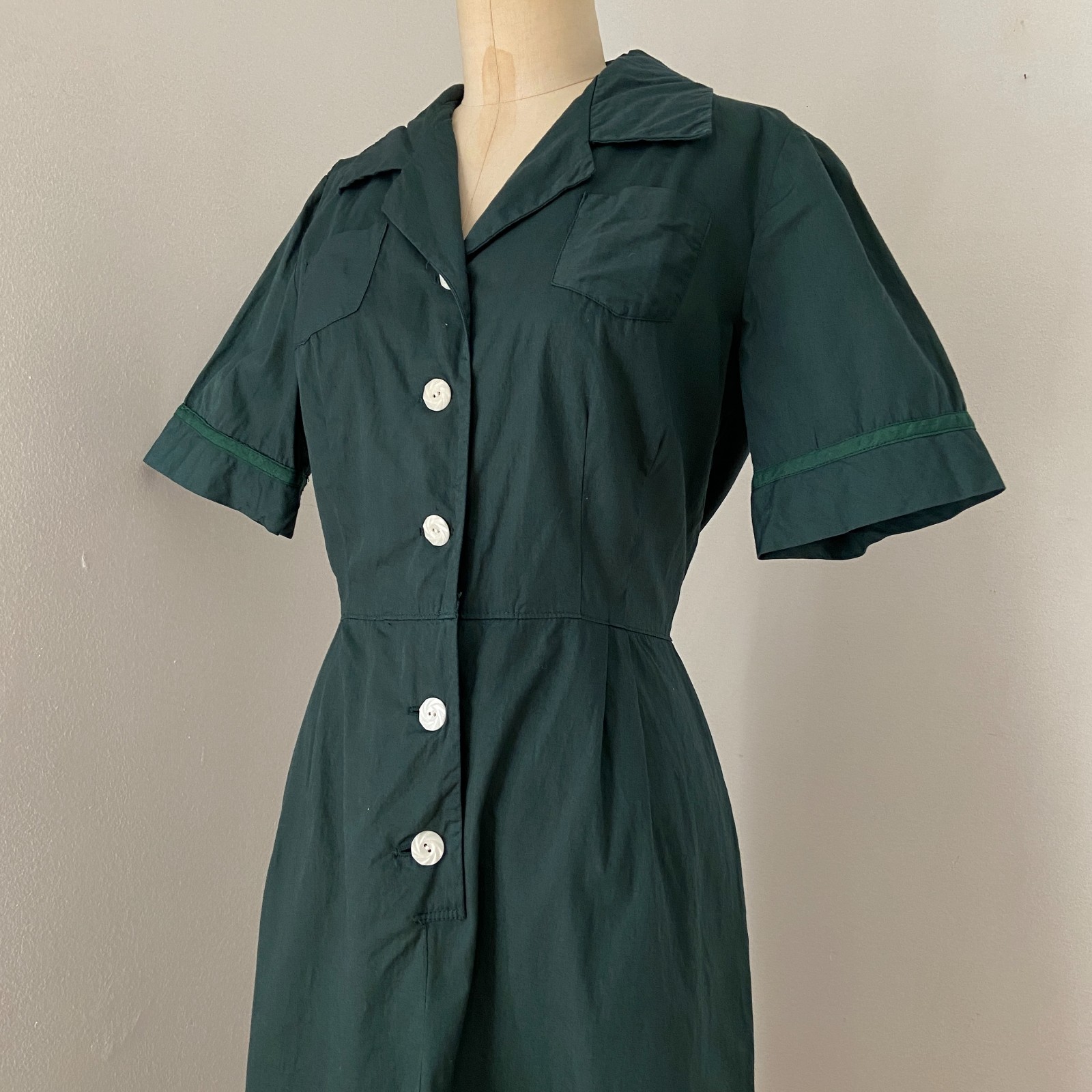 Vintage 1940s Green Cotton Day Dress Pockets Shirtdress Medium 30 in Waist