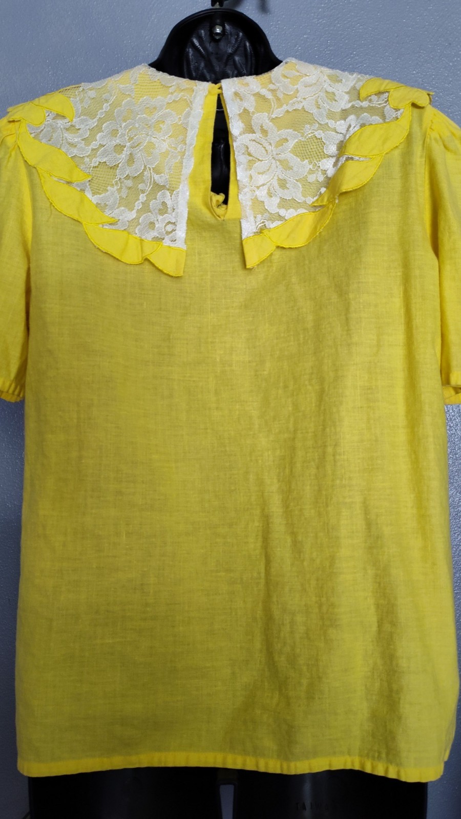 Beautiful Woman’s Vintage Size 10 Josephine Yellow Lace Short Sleeve Top