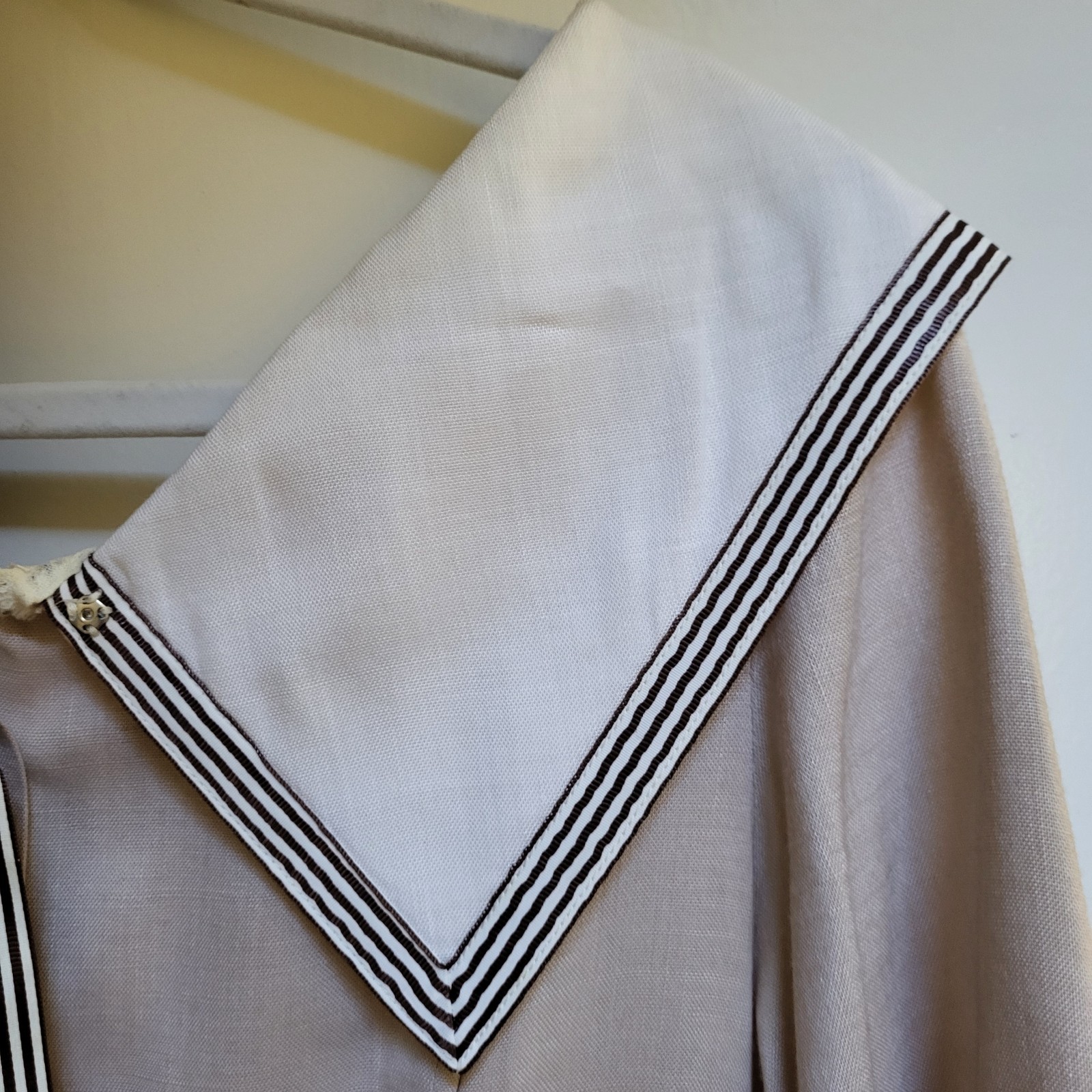 VTG Minx Modes Dress 60’s Beige Point Collar Pin Stripe Silk Scarf Retro