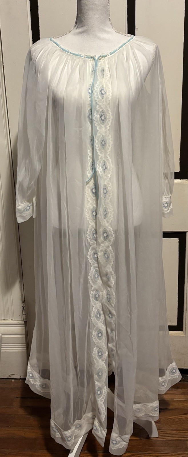 Vintage Miss Elaine Womens Large Robe White Blue Lace Nylon Peignoir Radcliffe