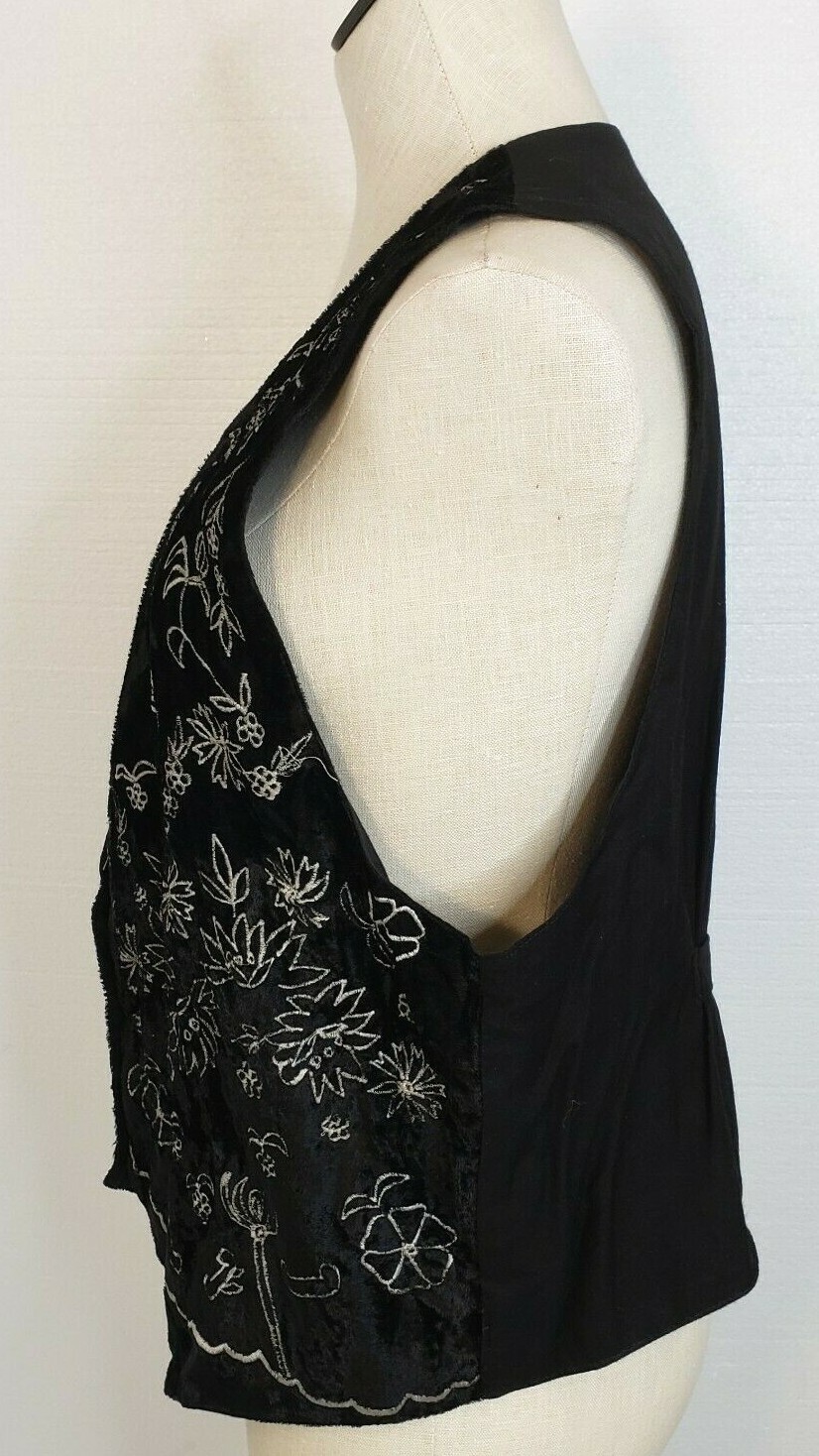 VINTAGE D.D. Size M Floral Embroidered Velvet Vest Lined 3 Button Front Closure