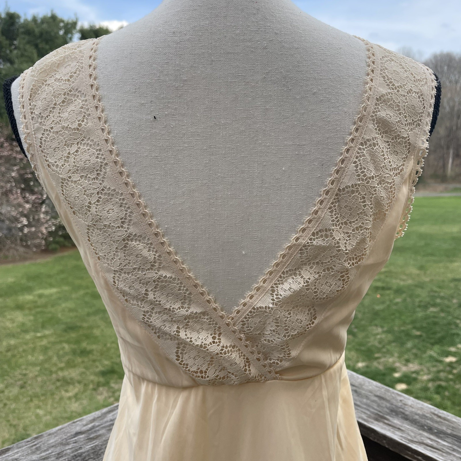 VANITY FAIR Peignoir Set Dressing Gown Robe Lace Peach Dainty Nylon 70s Vtg