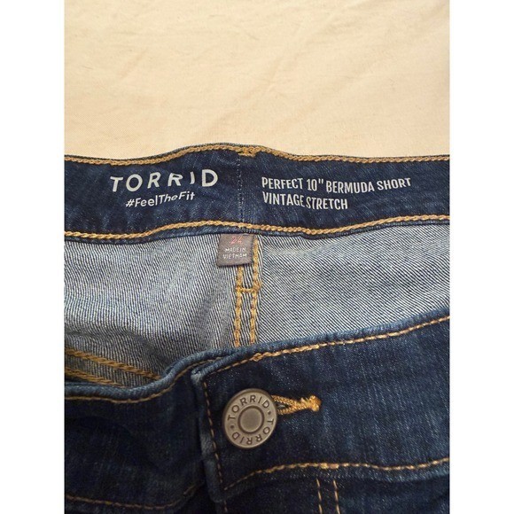 Torrid Perfect 10 Bermuda Short Vintage Stretch Dark Wash Blue Denim Womens 24