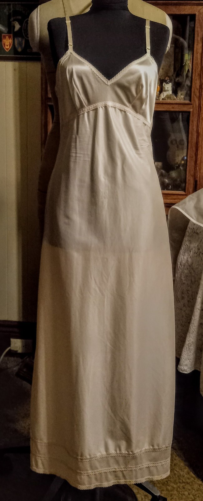 Vintage Lorraine size 34 beige ankle length sleek full slip with „snip-it” hem
