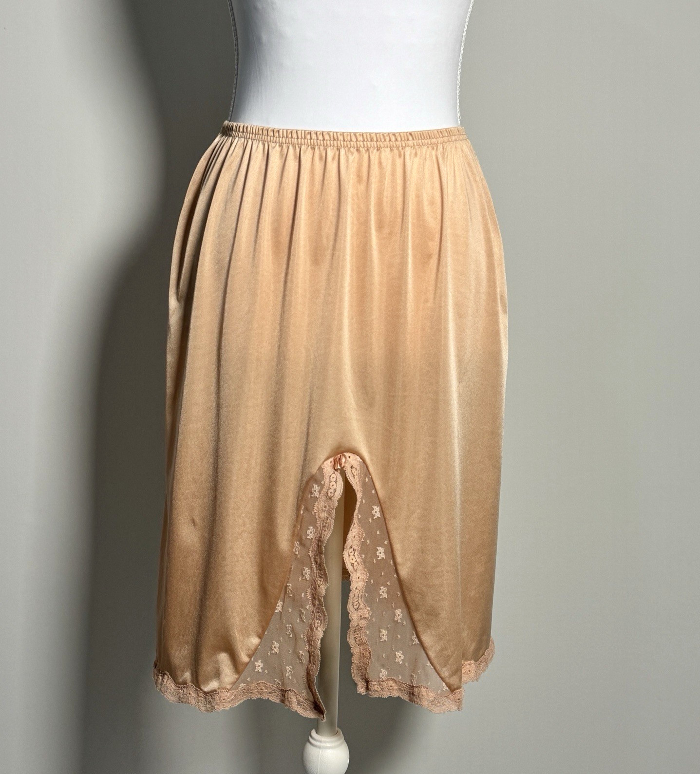Vintage Vanity Fair Nylon Lace Trim Half Slip Peach Sz M Short 21” Petticoat