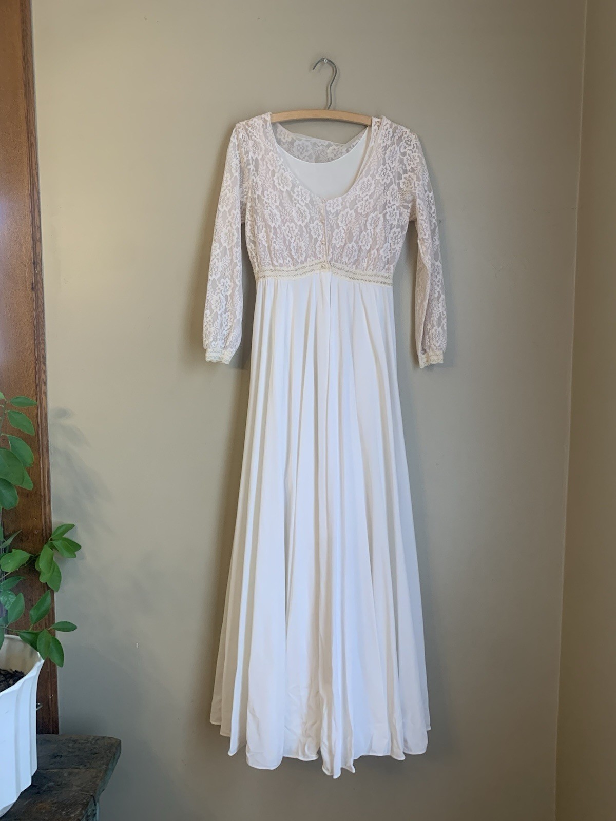 VTG Night Gown Robe Cream Ivory Lace Fancy Bridal Lace Gown Traditional Wedding