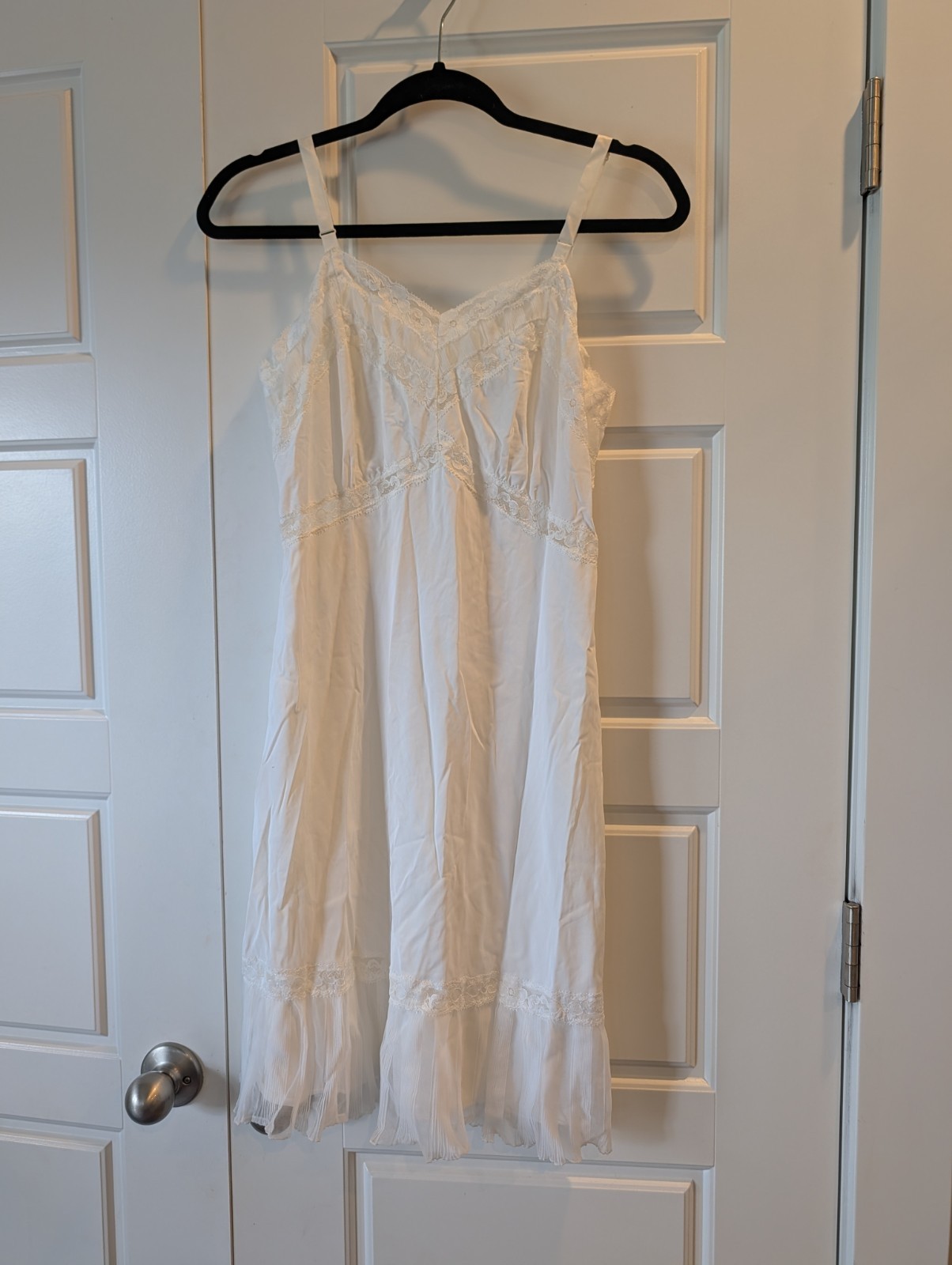 Vintage Sears Nylon Slip Accordion Pleated Hem Lace Trim Avg 34 White Kneelength