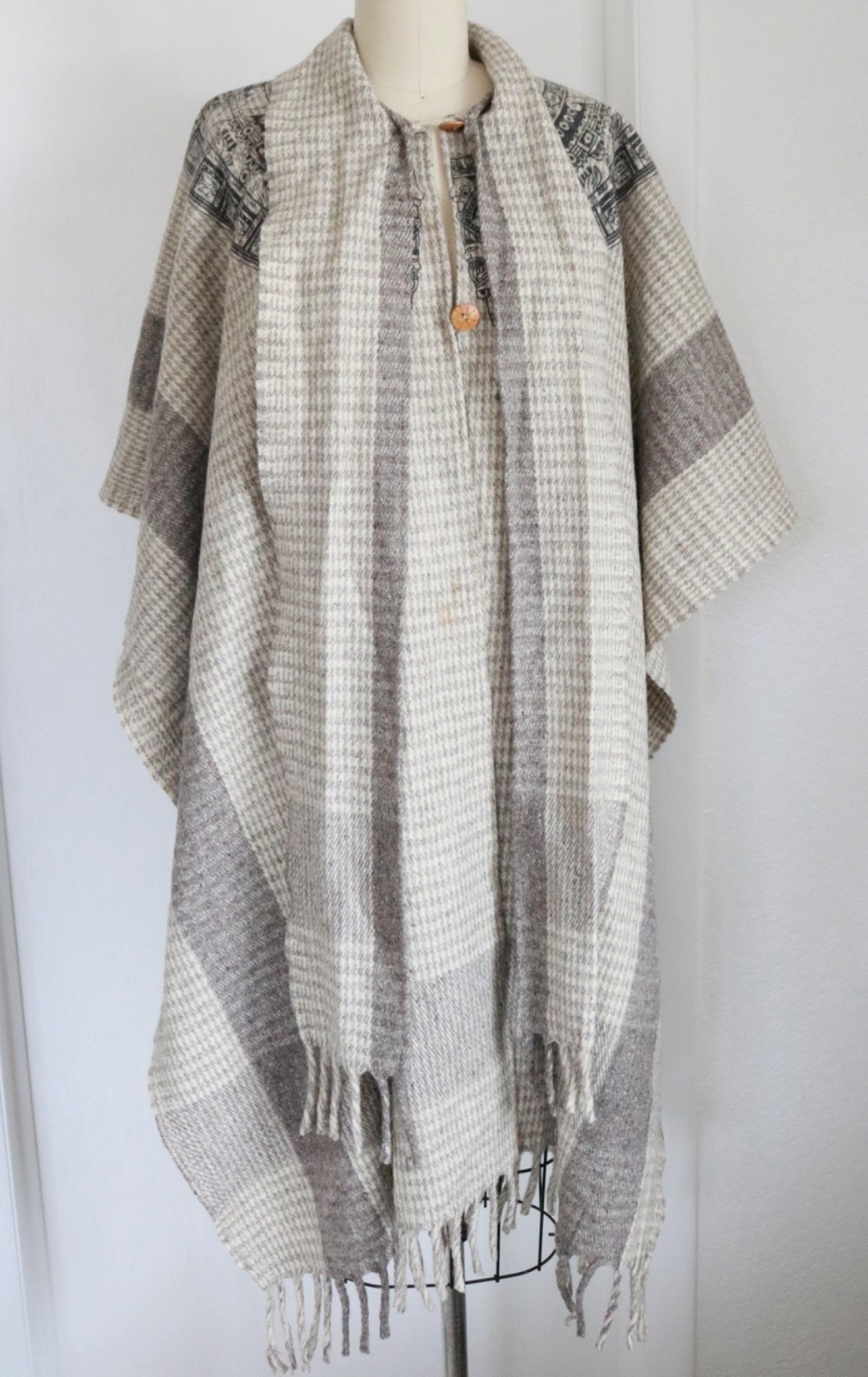 MEXICAN CAPE PONCHO Vintage Hand-Woven Tan Gray Cream Wool Fringe Scarf OS RARE!