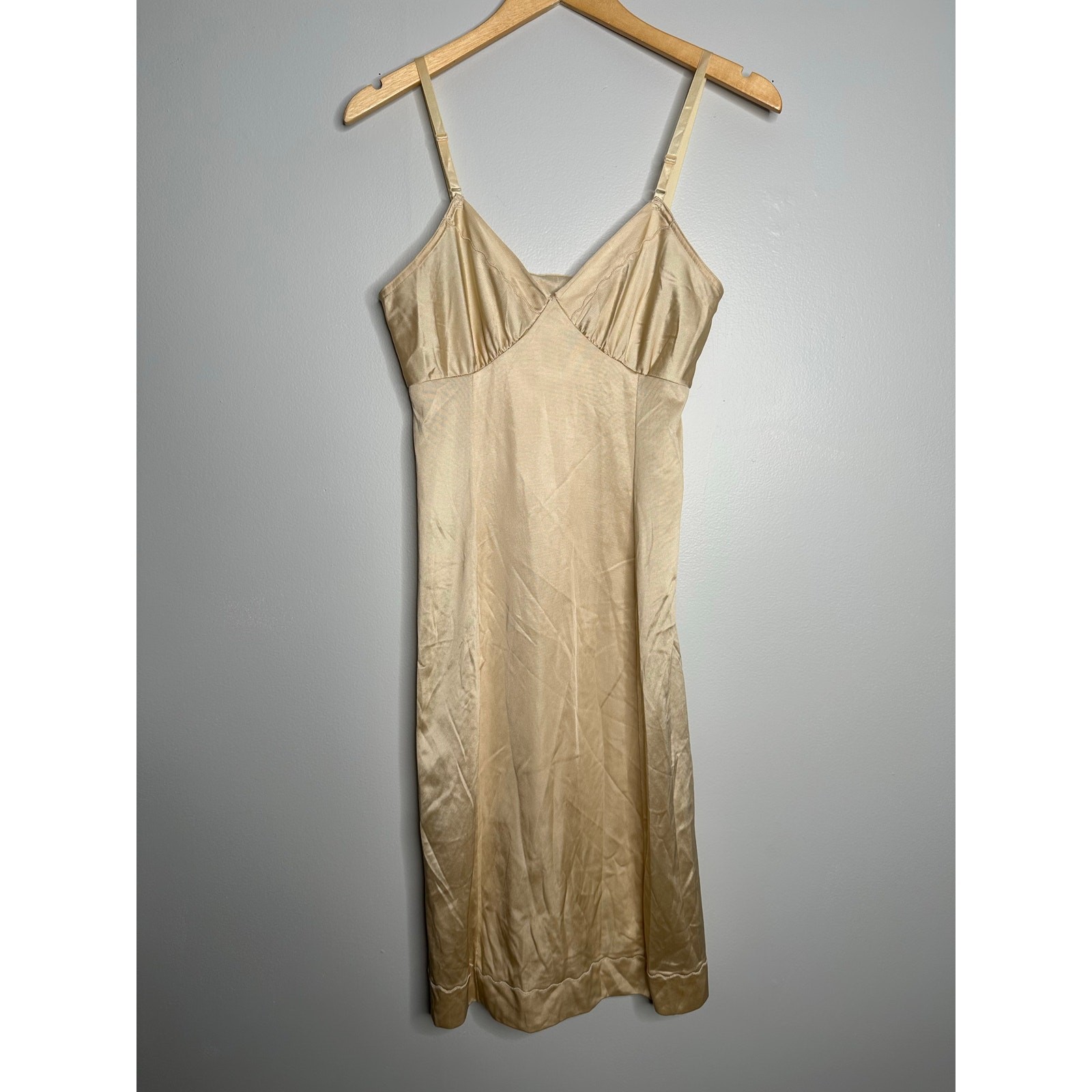 Vanity Fair Full Slip Dress Women 32 Short Champagne Gold Vintage Nylon Silky