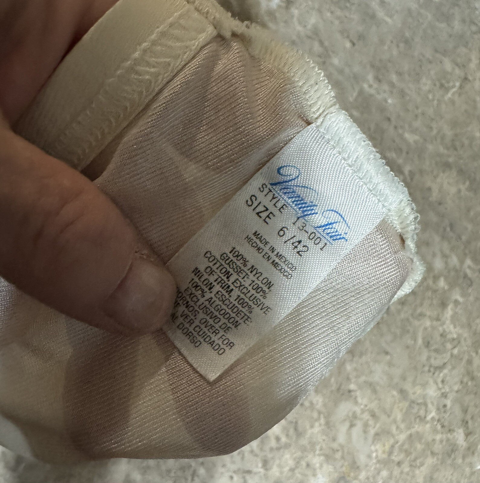 VINTAGE VANITY FAIR SHEER GRANNY PANTY WITH LACE . SIZE 6 / 42. BEIGE
