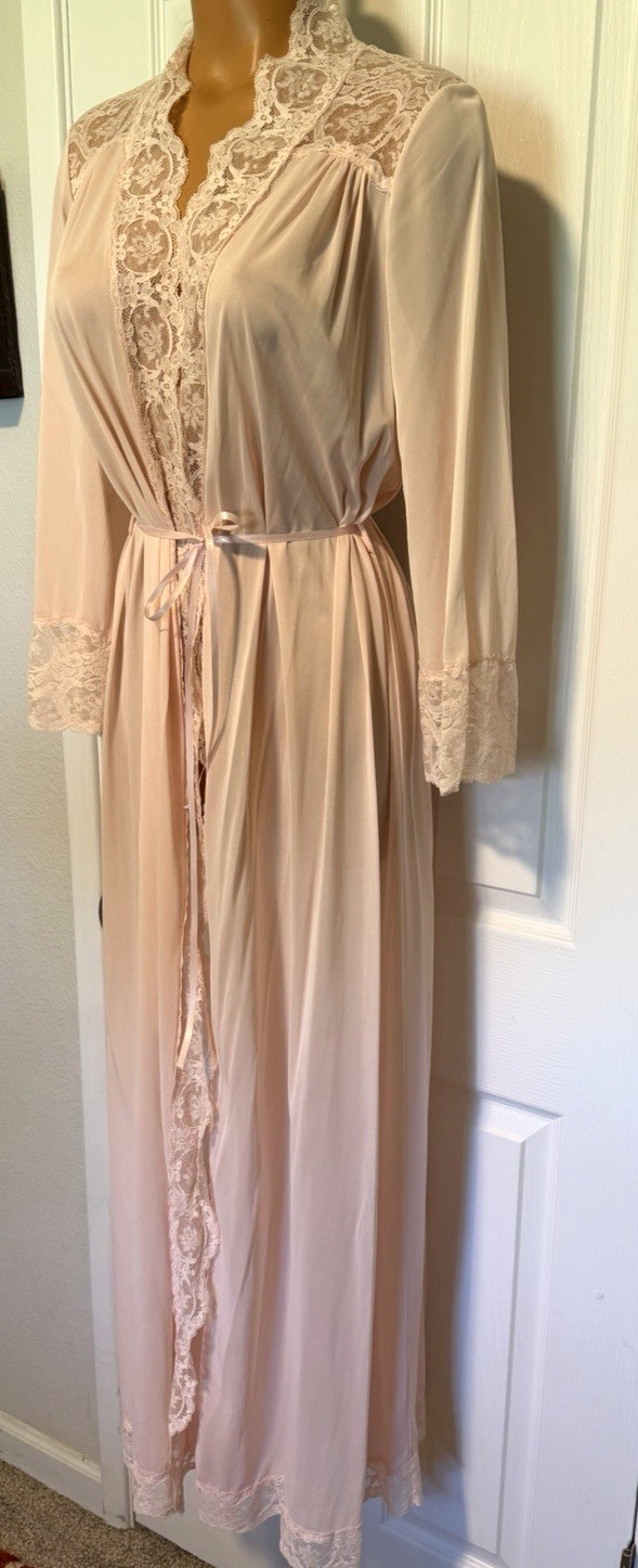 VTG 70’s OLGA LINGERIE #9702 PINK W/ WIDE LACE TRIM LONG ROBE ROBE SZ M