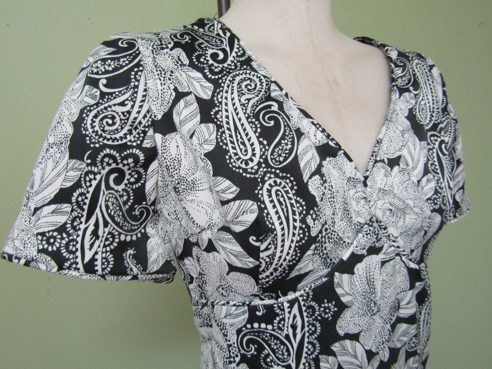 VINTAGE 1970’S BLACK & WHITE ROSE PRINT MAXE DRESS / 38″ BUST MEASURE