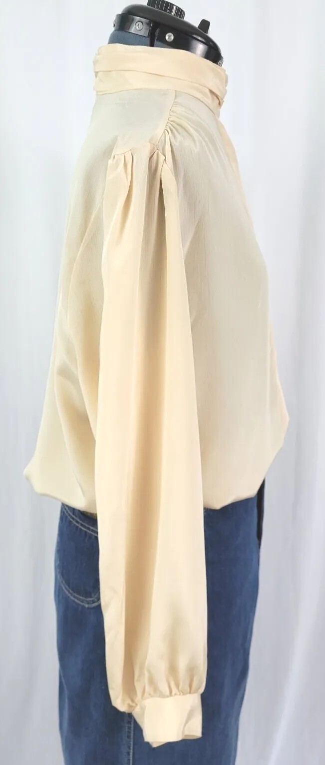 Vtg Paris Station Peachy Cream Blouse w Con Button Down Front Size XL?