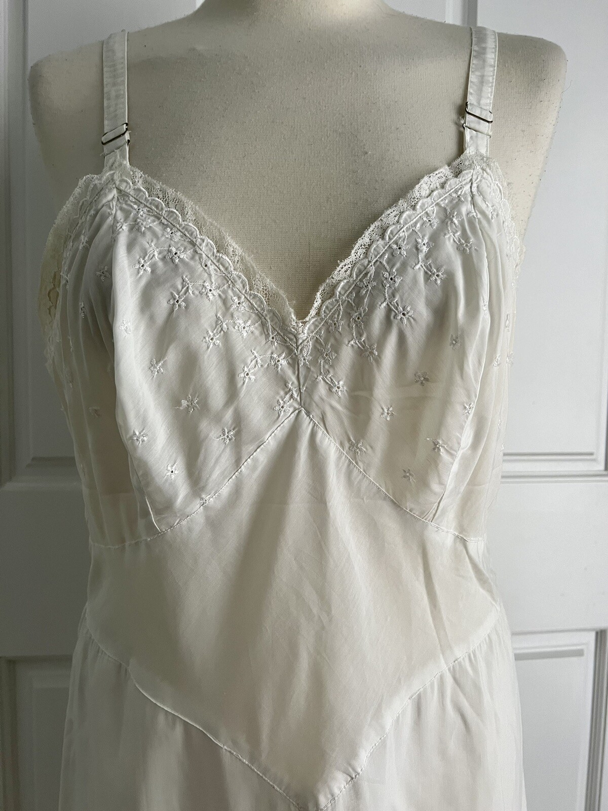 Vintage 1950’s White Rayon Full Slip Eyelet Embroidered Bust Lace Trim M/L