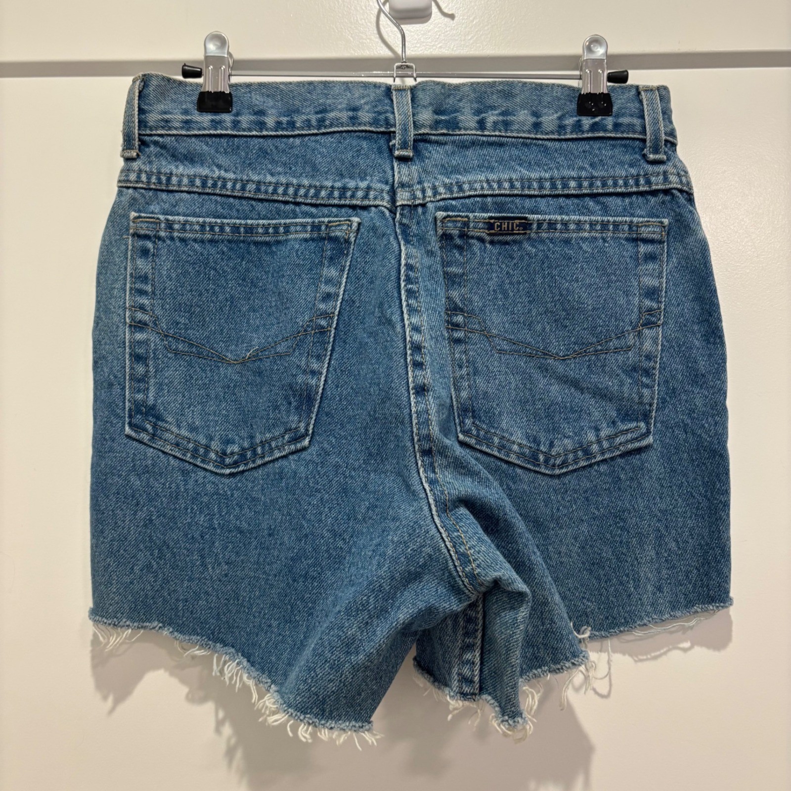 Vintage Chic High Waisted Denim Cut Off Shorts Medium Wash Frayed Hem 3297