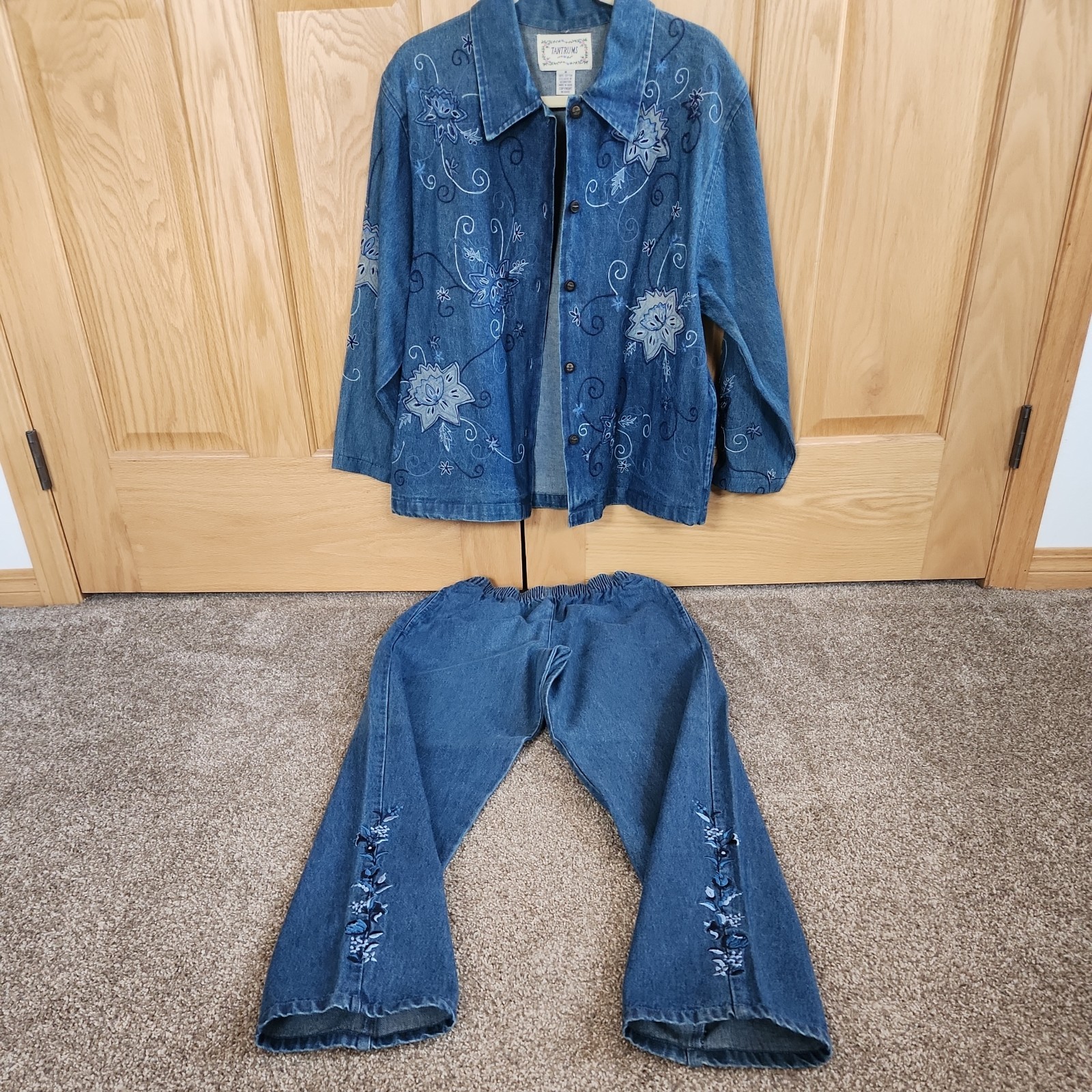 Vintage Tantrums Women’s Blue Denim Jean Shirt (M) Floral Embroidery w/Jeans